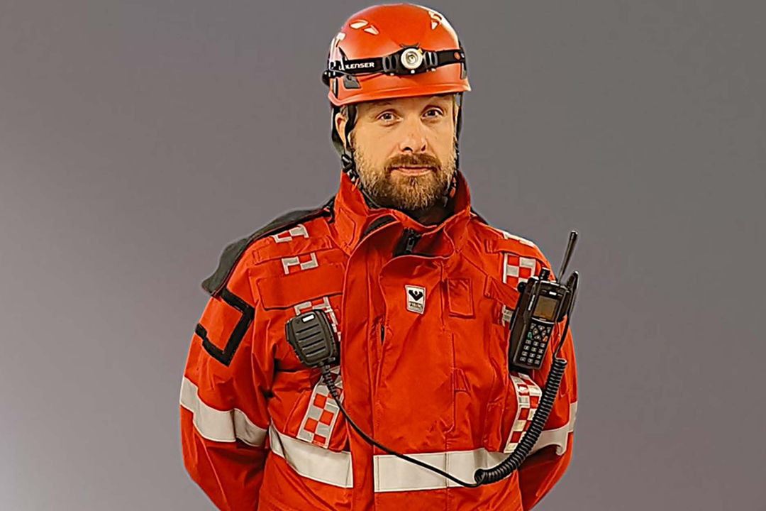 Porträttbild på Stefan i sina arbetskläder.