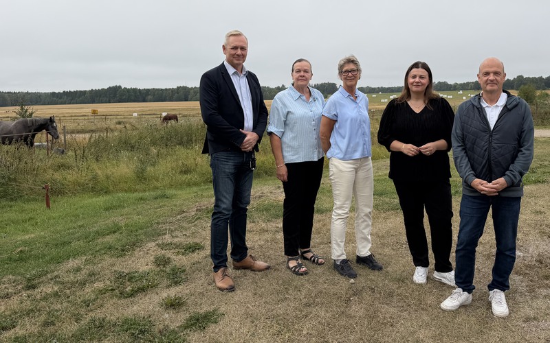 Björn Hansson, förvaltningschef på bildningsförvaltningen, Gunilla Berglund, politiker, Åsa Lingren Nordin, ordförande Åsebo Ridsällskap, Blerta Krenzi, KSO, och Anders Yngvesson, nuvarande ägare Isaksbo. Foto: Erica Hallgren