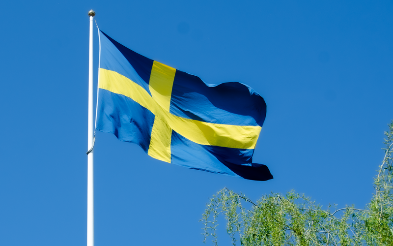 Svenska flaggan mot en blå himmel.