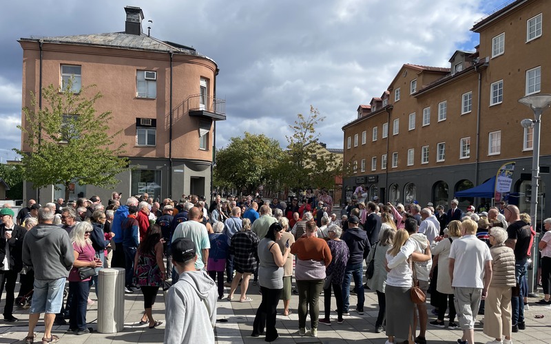 Många Avestabor lockades till plattnedläggningen. Foto: Stina Lundkvist, Avesta kommun