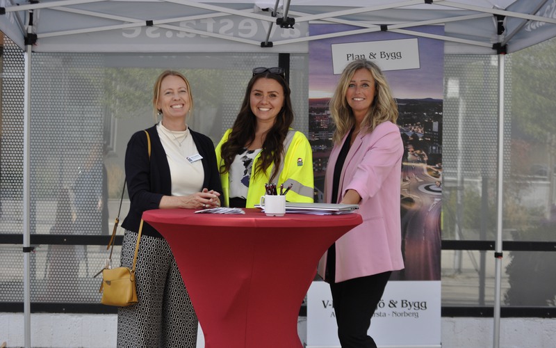 Tillväxt Avesta var på plats för att svara på frågor om sin verksamhet. Stina Lundkvist, näringslivsutvecklare, Anna Ohlén, driftingejör och Anna Tillenius, näringslivsutvecklare. Foto: Erica Hallgren, Avesta kommun.