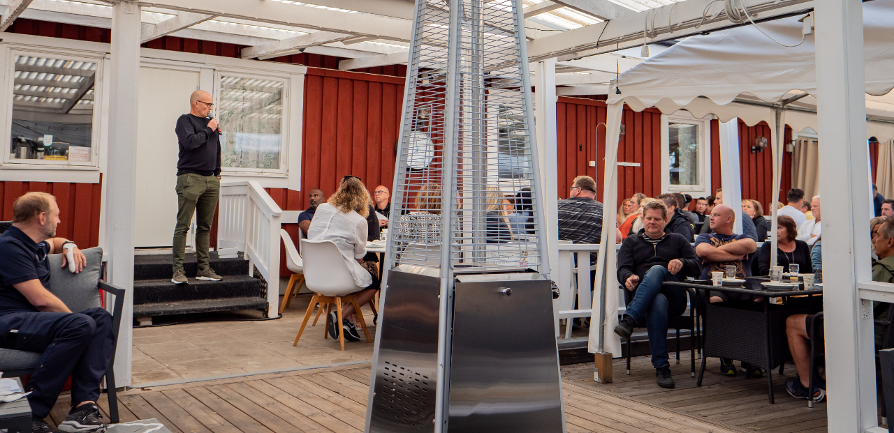Man talar till lyssnande personer