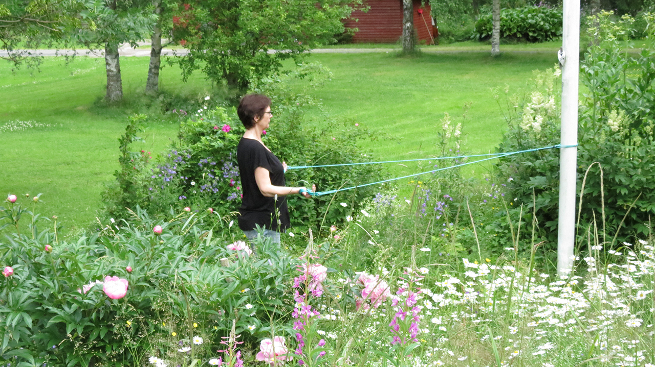 Ann-Catherine spiralstabiliserar omgiven av blommande grönska