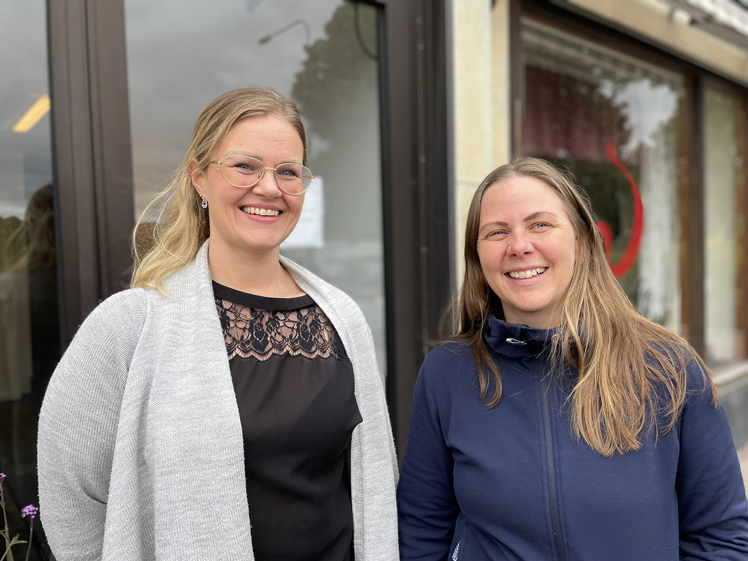 Erica Andersson på Daleko och Mia Franzén på INUET framför huset på Skogsbovägen 11