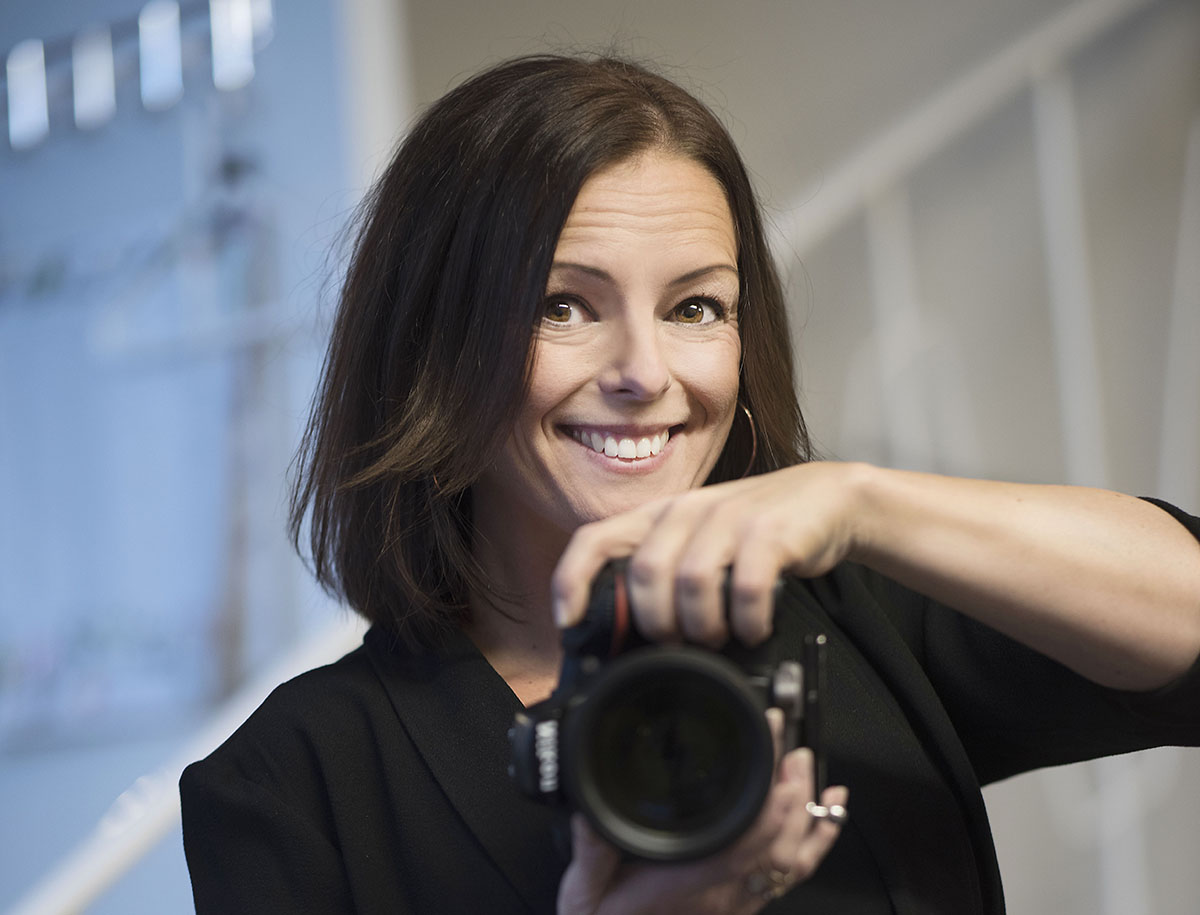 Therese Asplund med sin kamera