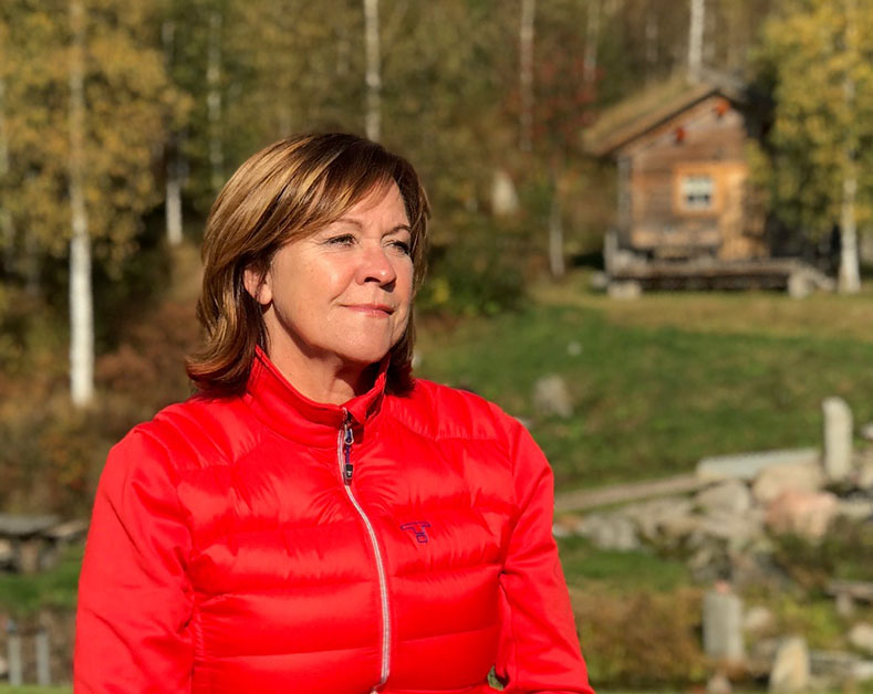Ulla-Karin Jönsson på vid sin gård och yogastudio