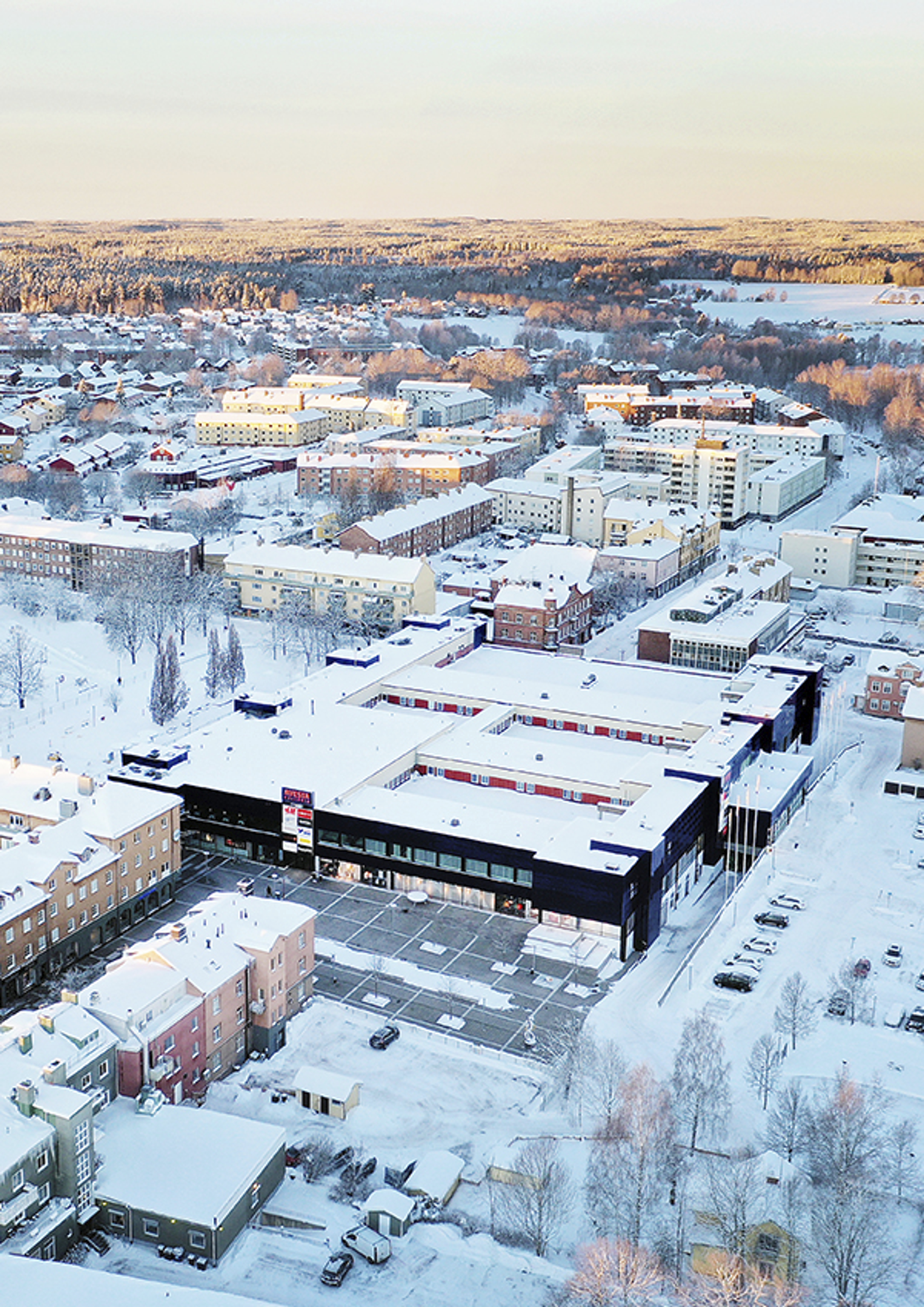 drönarvy över Avesta Galleria vintertid